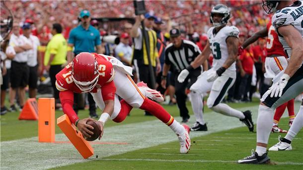 Patrick Mahomes (links) erzielte einen Touchdown, hatte aber zu wenig Hilfe bei der zweiten Saisonniederlage.