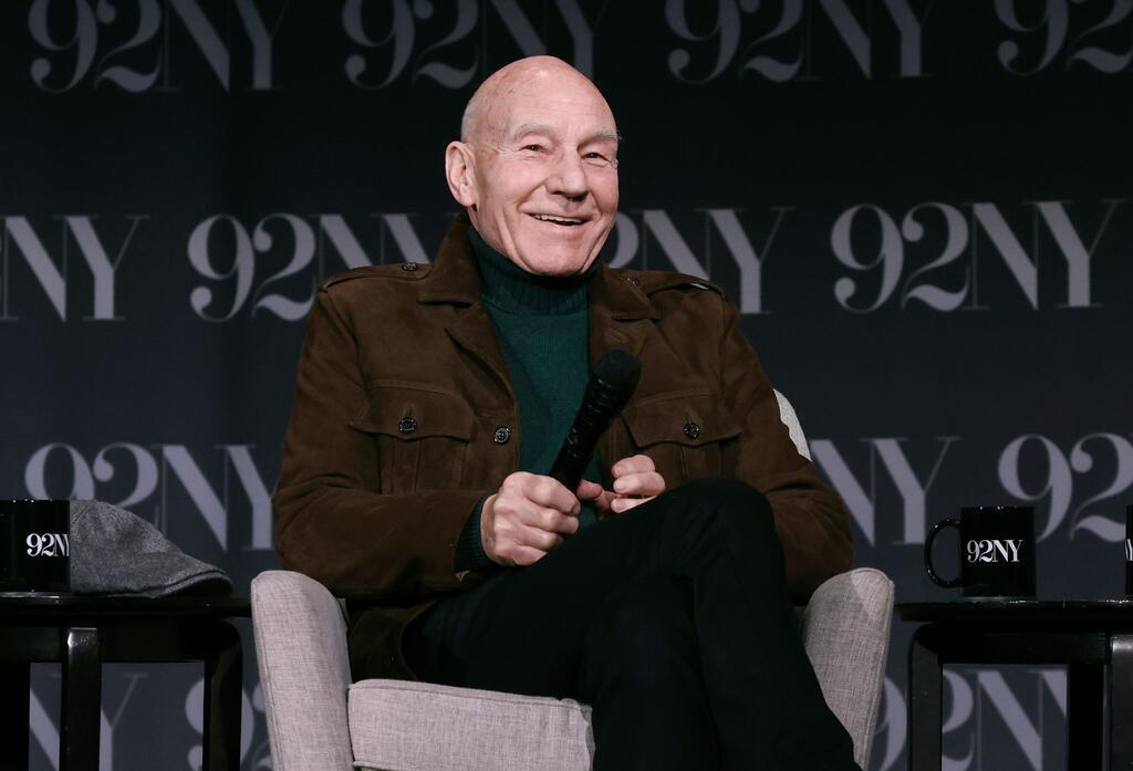 Patrick Stewart spricht auf der Bühne nach einer Vorführung von „Star Trek: Picard“.