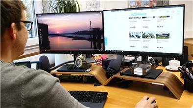 Patrik Poelmeyer vom Tourismus-Service Butjadingen zeigt die neuen Online-Inhalte des Urlaubsmagazins.