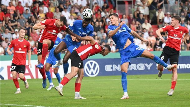 Nach Unwetter: Turbulenter Sieg für ten Hag und Leverkusen Patrik Schick (2. v. r.) brachte die Leverkusener in Führung.