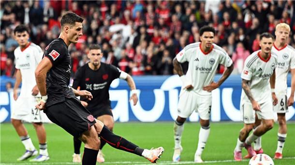 „Sehr froh“: Bayer schlägt Frankfurt bei Hjulmand-Debüt Patrik Schick traf per Elfmeter zum 2:0.