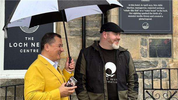 Paul Nixon (l) vom Loch Ness Centre und der Projektleiter Alan McKenna neben der Plakette, die an eine berühmte Nessie-Sichtung im Jahr 1933 erinnert.