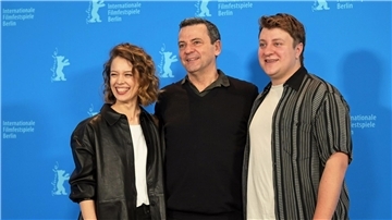 Paula Beer (l-r), Regisseur Christian Petzold und Thomas Schubert stellten „Roter Himmel“ auf der Berlinale vor.