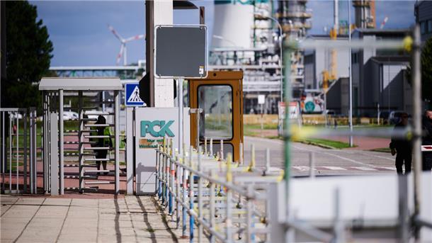 PCK steht am Eingang des Raffinerie in Schwedt. Zur Sicherung des Betriebs der PCK-Raffinerie im brandenburgischen Schwedt setzt die Bundesregierung auf eine Treuhandlösung.