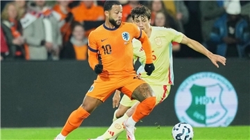 Pech für Memphis Depay. Ohne Pass geht es für ihn nicht in die Heimat.