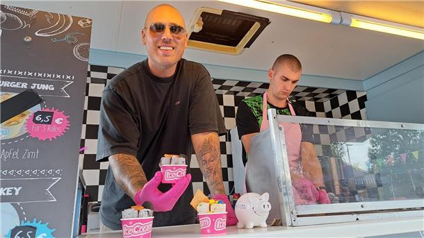 Pedro (l.) und Leon von Rolling Ice aus Hamburg kommen mit ihrem Truck zum Street-Food-Festival nach Beverstedt.