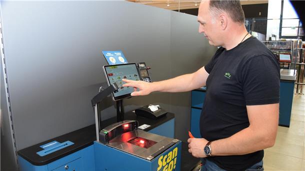 Penny-Bezirksleiter Daniel Springborn zeigen einen der beiden Scan-Automaten, an denen Kunden kleinere Einkäufe selbst scannen und bezahlen können. 