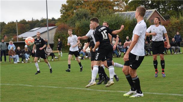 Per Kopf erzielt Jannes Wilkens (Nummer 15) das 2:0 für den FC Nordheide.