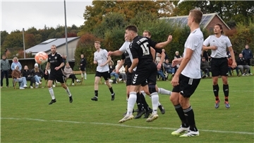 Per Kopf erzielt Jannes Wilkens (Nummer 15) das 2:0 für den FC Nordheide.