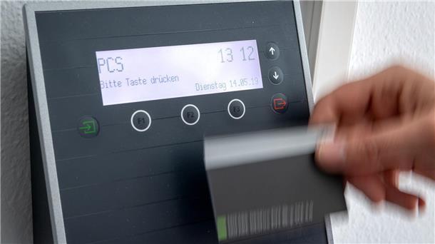 Aufregung um Arbeitszeit - Aufzeichnung oder Flexibilität? Per Terminal, App oder Mail - Arbeitszeiterfassung muss in Deutchland sein. (Symbolbild)