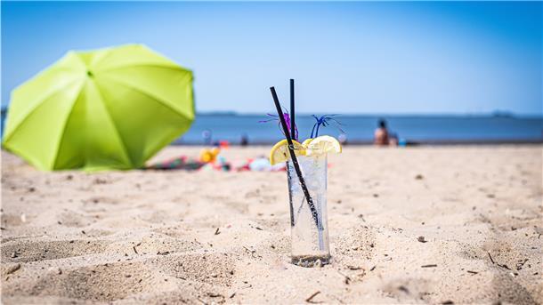 Perfekt gegen die Sommerhitze: Ein eiskaltes Glas Wasser am Strand genießen. An Nord- und Ostssee ist kaum noch etwas zu bekommen, besser sieht es zum Beispiel in Spanien und Griechenland aus.