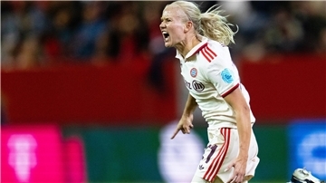 Pernille Harder trifft auch gegen Turin.