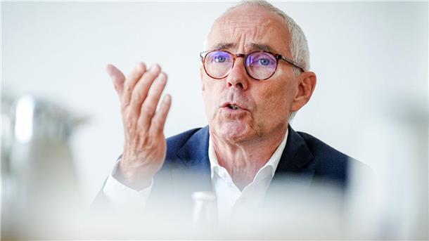 DIHK in China: „Konstruktiv-kritischer Dialog“ geplant Peter Adrian, Präsident des Deutschen Industrie- und Handwerkskammertags (DIHK), will in Peking mit Vertretern aus Wirtschaft und Politik in einen Dialog treten.
