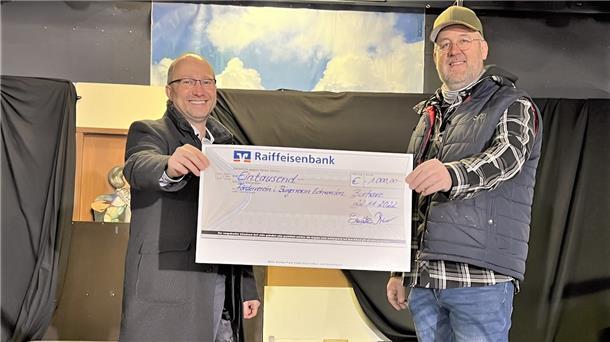 Peter Beck, Vorstandsmitglied der Raiffeisenbank Butjadingen-Abbehausen überreichte Thomas Büsing vom Förderverein im Bürgerverein Eckwarden jetzt einen 1000-Euro-Scheck.