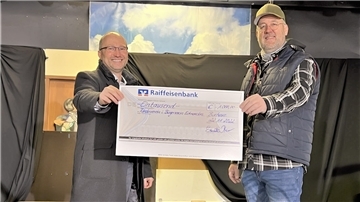 Peter Beck, Vorstandsmitglied der Raiffeisenbank Butjadingen-Abbehausen überreichte Thomas Büsing vom Förderverein im Bürgerverein Eckwarden jetzt einen 1000-Euro-Scheck.