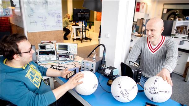 Peter Blank (l), technischer Leiter im Unternehmen Sport Technology Systems, und Fabian Ernst, ehemaliger Fußballprofi und Investor des Unternehmens, testen mehrere Prototypen eines smarten Fußballs. Das Unternehmen aus Hannover entwickelt einen intelligenten Fußball, der über eingebaute Sensoren verfügt.