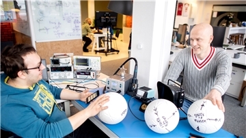 Peter Blank (l), technischer Leiter im Unternehmen Sport Technology Systems, und Fabian Ernst, ehemaliger Fußballprofi und Investor des Unternehmens, testen mehrere Prototypen eines smarten Fußballs. Das Unternehmen aus Hannover entwickelt einen intelligenten Fußball, der über eingebaute Sensoren verfügt.