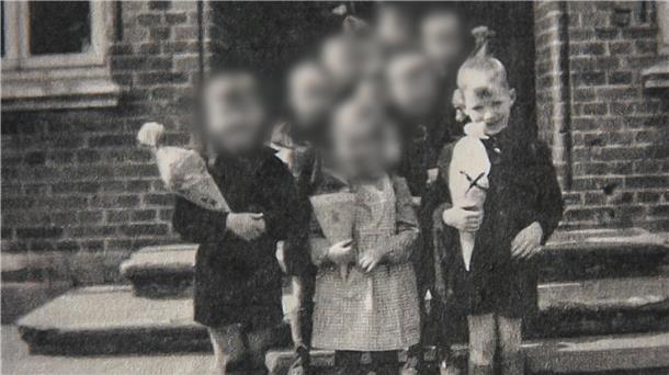 Peter Braun (rechts) bei seiner Einschulung. Kaum vorstellbar, was einige Kinderseelen aushalten müssen. Bereits im Säuglingsalter kam er in ein Kinderheim.