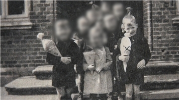 Peter Braun (rechts) bei seiner Einschulung. Kaum vorstellbar, was einige Kinderseelen aushalten müssen. Bereits im Säuglingsalter kam er in ein Kinderheim.