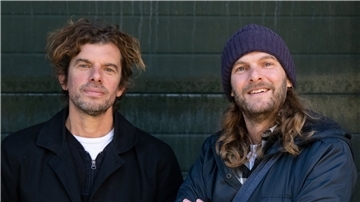 Peter Brugger (r), Sänger und Gitarrist, und Rüdiger „Rüde“ Linhof, Bassist, der Band Sportfreunde Stiller aufgenommen bei einem Interview.