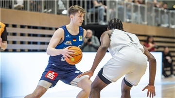 Zwei Basketballer in Aktion. Die Eisbären Bremerhaven waren bei den ART Giants Düsseldorf zu Gast.