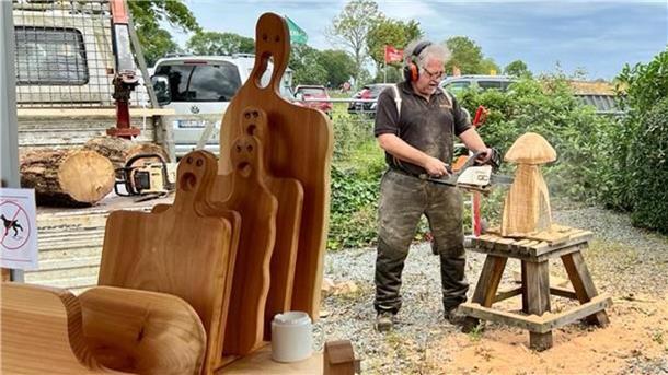 Fliegende Bäume, rollende Heuballen: Hier wetteifern Schotten mit Friesen Peter Neubert fertig vor den Augen der Zuschauer Holzskulpturen.