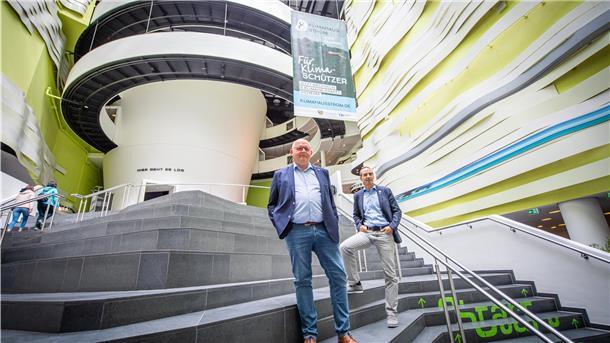 Peter Obermeyer vom Teutoburger Energieversorger (links) und Klimahaus-Geschäftsführer Arne Dunker präsentieren die Klimahaus-Ökostrom-Aktion.
