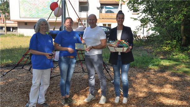 Puzzleteile und Kletterspaß: Bremervörde feiert den Weltkindertag Petra Fischer (von links) und Claudia Brandtjen vom Kinderschutzbund Bremervörde, Bürgermeister Hannebacher und Britta Behrmann Fachbereichsleiterin für Soziales der Stadt Bremervörde.