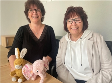 Zwei Frauen mit zwei Kuscheltieren
