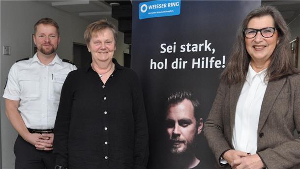 Hilfe für Opfer von Verbrechen in der Wesermarsch Petra Klein (rechts), stellvertretende Bundesvorsitzende des Weißen Rings, will die Aktivitäten der Organisation in der Wesermarsch stärken. Helfen will dabei Martina Czerwinski. Links im Bild André Wächter, Leiter des Polizeikommissariats Brake.