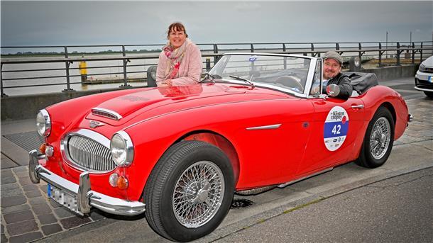 Oldtimer-Rallye startet ab Bremerhaven Petra und Frank Oppermann nehmen zum ersten Mal an einer Oldtimer-Rallye teil – mit ihrem 56 Jahre alten Austin Healey 3000.