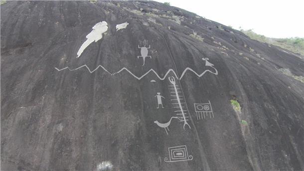 Vermutlich größte Felsgravuren der Welt gefunden Petroglyphen sind in einen Fels graviert.