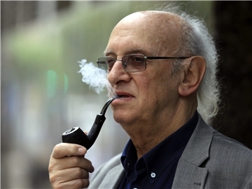 Petros Markaris ist, wie er sagt, „schon lange mit Kostas Charitos befreundet“, seinem Helden aus der Krimi-Serie. Nun hat der 87-jährige Autor seinen 15. Fall vorgelegt.