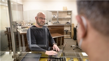 Dennis Zobel im Pfandhaus Schumachers in Bremerhaven