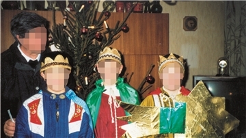 Pfarrer Georg M., hier mit drei Sternsingern in Cuxhaven, kümmerte sich in seiner langjährigen Dienstzeit viel um Kinder und Jugendliche.
