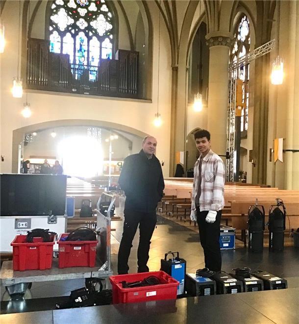 Pfarrer Marcus Scheiermann und John Lehmann (17) aus der Truppe der ehrenamtlich mit anpackenden Jugendlichen im Aufbau-Gewusel in der Herz.-Jesu-Kirche BRemerhaven-Geestemünde.