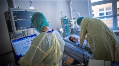 Pflegekräfte, die Covid-Patienten behandeln, werden in den Krankenhäusern als Erste geimpft. Andere sind in der zweiten Gruppe.