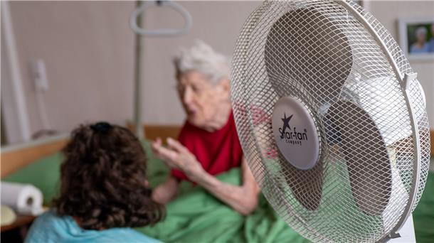 Hitze im Jahr 2023: Mehr als 47.000 Tote in Europa Pflegerin Ramona Rössner hört ihrer Patientin, der 97-jährigen pflegebedürftigen Seniorin Brigitte Richter, beim Hausbesuch zu.