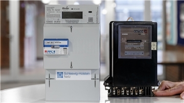 Pflicht oder Kür? Digitale Stromzähler (l.) mit Smart-Meter-Gateway zur Datenübertragung sind auf dem Vormarsch.