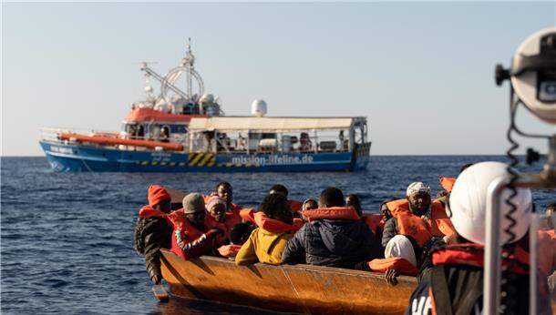 Pheline Hanke dokumentiert die Arbeit der Seenotretter an Bord und begleitet auch Rettungseinsätze.