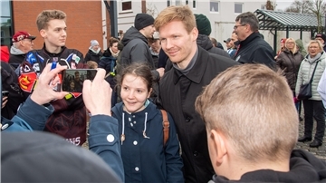 Philip Bruggisser kann auch in der kommenden Saison Fotos mit den Fans der Fischtown Pinguins schießen.