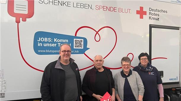 Philip Seipke (Zweiter von links) spendete jetzt in Debstedt zum 100. Mal Blut. Dafür dankten ihm Pascal Comte, Gebietsreferent des DRK-Blutspendedienstes Elbe-Weser-Dreieck, sowie die Ortsvereinsvorsitzende Ortrud Morick und deren Stellvertreterin Manuela Buck (rechts). 