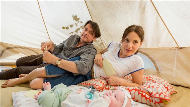 Philipp (Hary Prinz), Katrin (Nicolette Krebitz) und Baby Isalie in einer Szene aus „Eltern mit Hindernissen“.