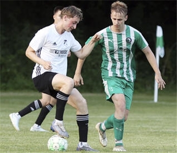 Philipp Lampe (rechts), hier diese Woche beim Spiel gegen den SV Anderlingen gegen Linus Brunckhorst, erzielte in der vergangenen Saison als „Sechser“ 14 Tore für den TSV Karlshöfen. Nicht nur deshalb erhält er von Ex-Trainer Stephan Brodtmann rückblickend ein Sonderlob.
