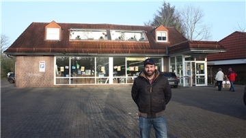 Philipp Lange vor der Hagener Immobilie in der Ortsmitte.