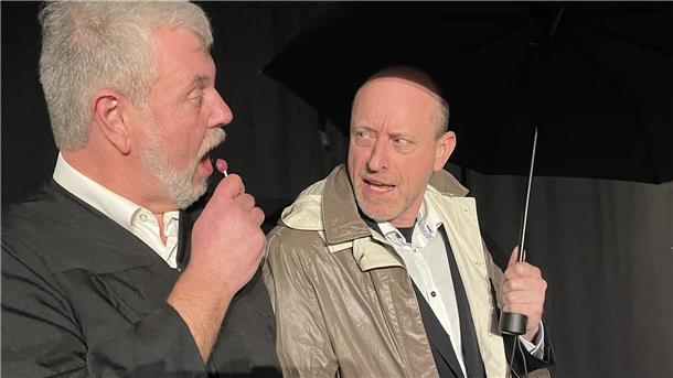 Zwei Männer in einem Stück des Theaters Fatale in Nordenham. Helge Schellstede und Olaf de Grave gehören zu den Darstellern von „Zwei Lügen, eine Wahrheit"