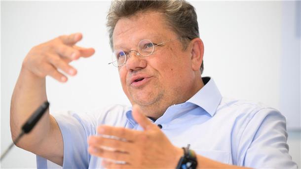 Corona-Zahlen steigen - Minister rät zur Maske Philippi empfiehlt das Maskentragen besonders in der Erkältungssaison an Orten wie der Bahn oder dem Supermarkt. (Archivbild)