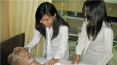 Philippinische Krankenschwesternschülerinnen aus Manila: Hier wird Pflegepersonal für die ganze Welt ausgebildet.