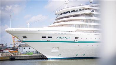 Phoenix Reisen will ab sofort nur noch mit geimpften Passagieren auf Reisen gehen. Die „Artania“ legt am Freitag ab in Richtung Ostsee. Dass die gesamte Crew geimpft ist, versteht sich von selbst.