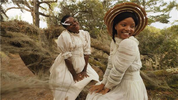Phylicia Pearl Mpasi (l) als junge Celie und Halle Bailey als junge Nettie.
